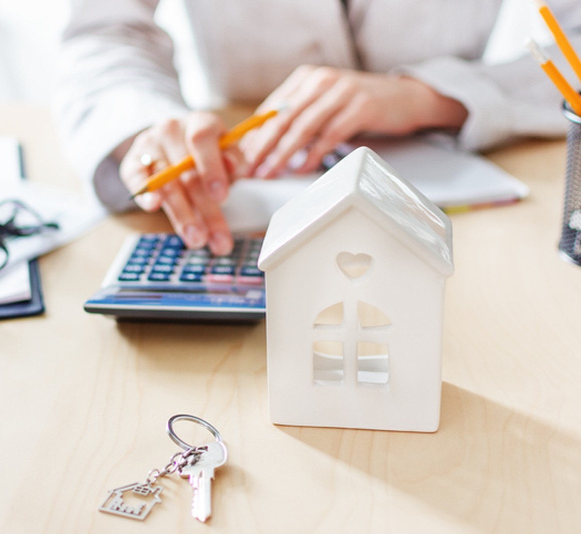 close-up-house-model-and-keys