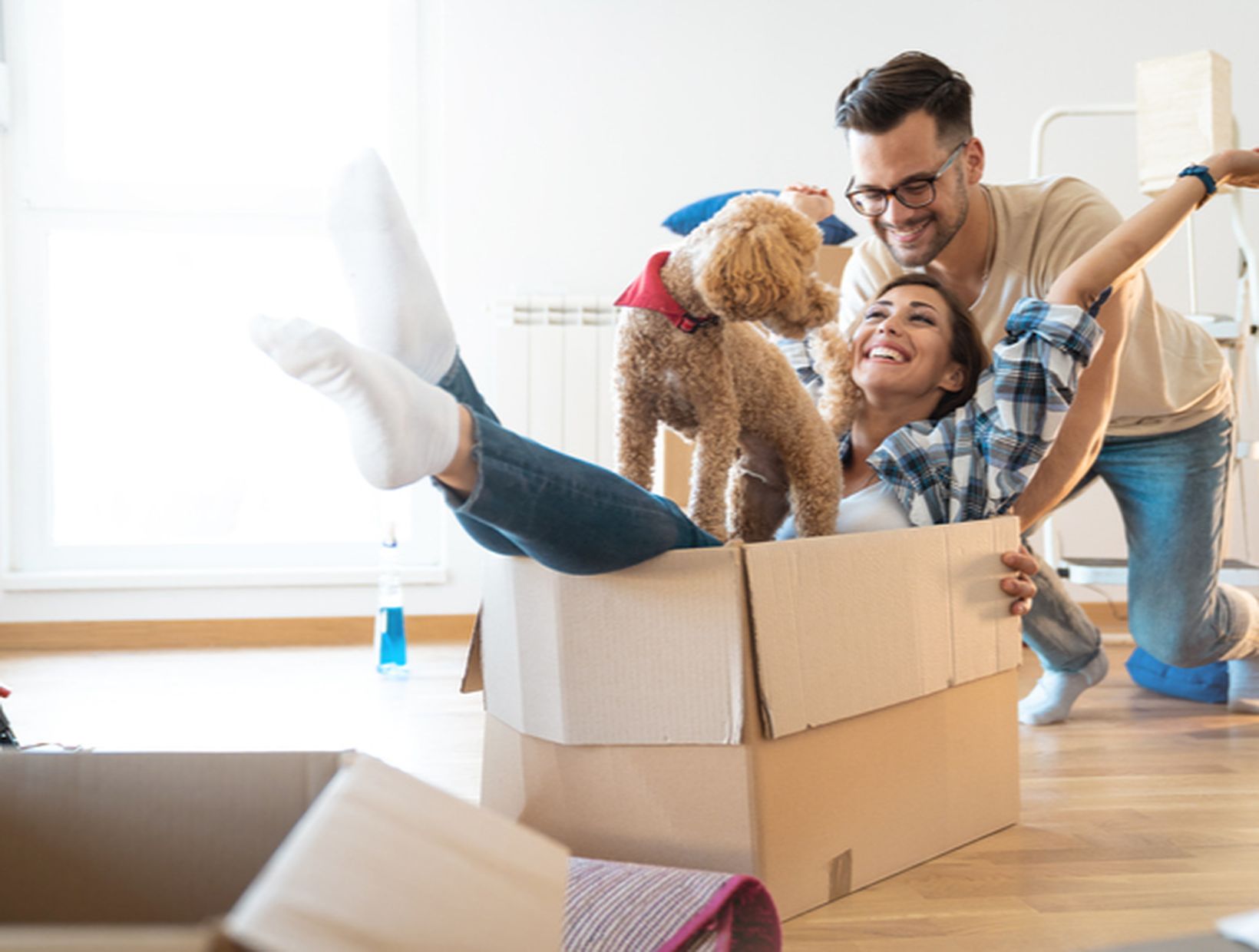 playful-couple-at-their-new-home