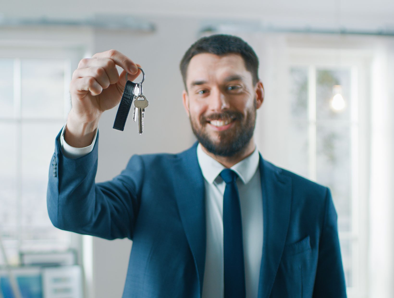realtor-holding-up-new-home-keys